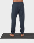 Manduka® Recharge Jogger Herren Hose - Dark Saphire