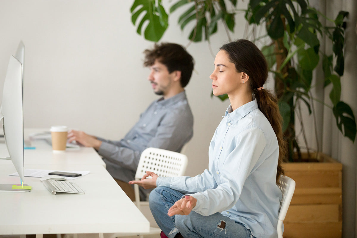 DIE SCHNELLE YOGA PAUSE FÜR ZWISCHENDURCH: 7 ÜBUNGEN FÜR MEHR YOGA AUF DER ARBEIT ODER IM ALLTAG