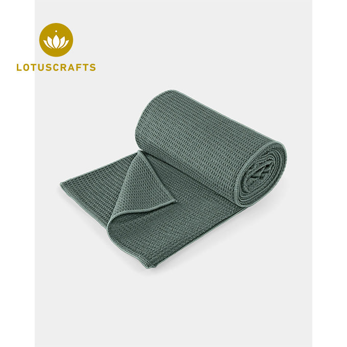 yoga-handtuch grip von lotuscrafts in der farbe balsam green