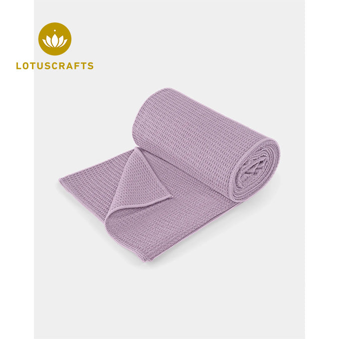 yoga-handtuch grip von lotuscrafts in der farbe lavender fog