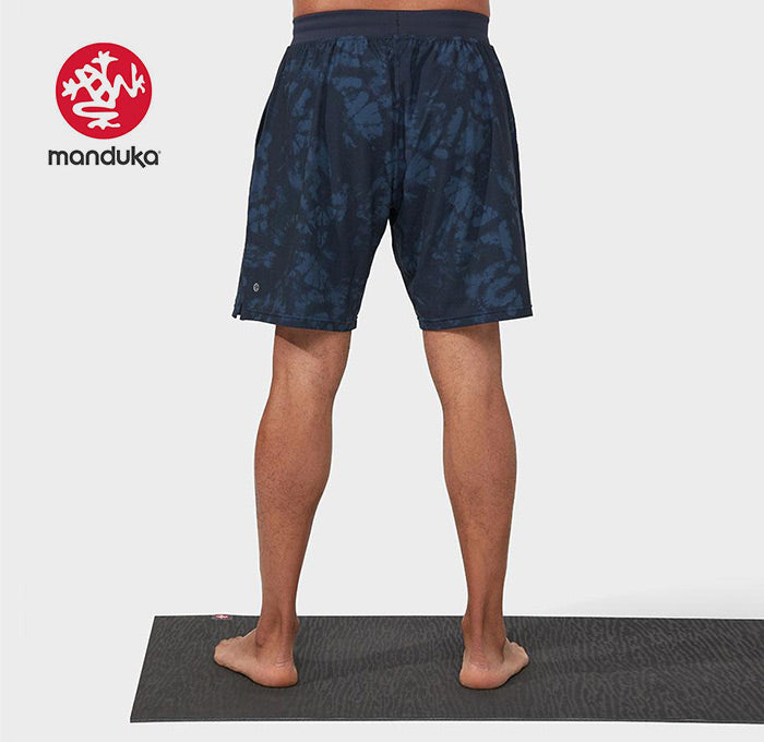 Manduka Herren Agility Short - Navy Tie Dye - Gr. M