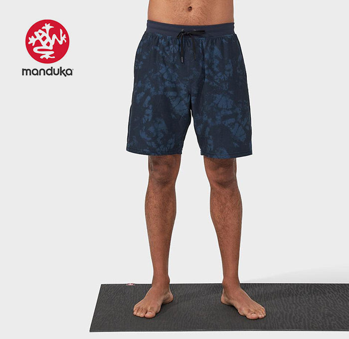 Manduka Herren Agility Short - Navy Tie Dye - Gr. M